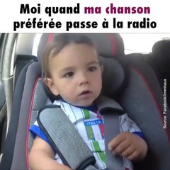 Un garçon danse sur Felicita dans la voiture