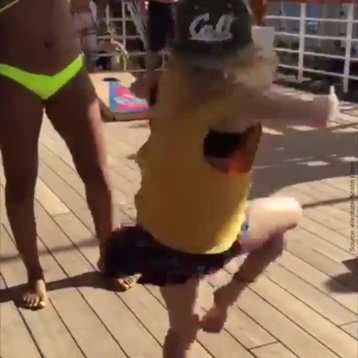 Une petite fille danse comme une professionnelle