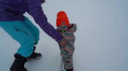 Ce bébé est un pro du snowboard