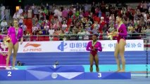 Une gymnaste se fait attaquer par une abeille sur le podium