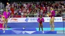 Une gymnaste se fait attaquer par une abeille sur le podium