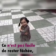 Le bruit de ses chaussures l'a fait bien rire