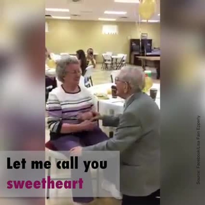 Un homme chante la sérénade à sa femme après 50...