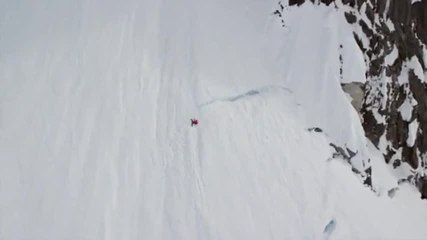 Un skieuse hors piste survit à une terrible chute