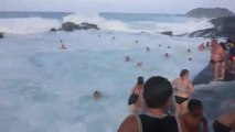 Des baigneurs surpris par une vague géante.