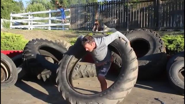 Il fait du hula-hoop avec une roue de tracteur