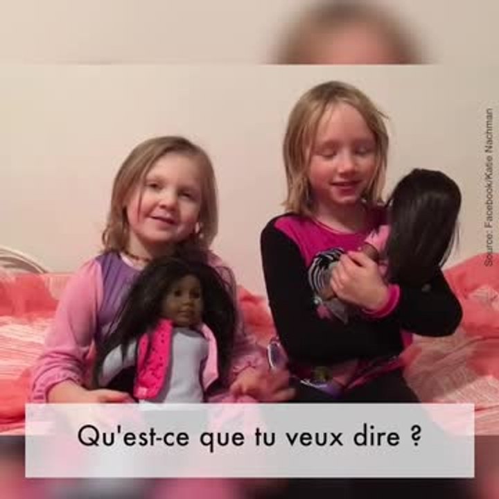 Elle offre des poupées noires à ses filles blanches