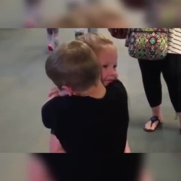 Ces deux enfants se retrouvent après 17 mois de séparation