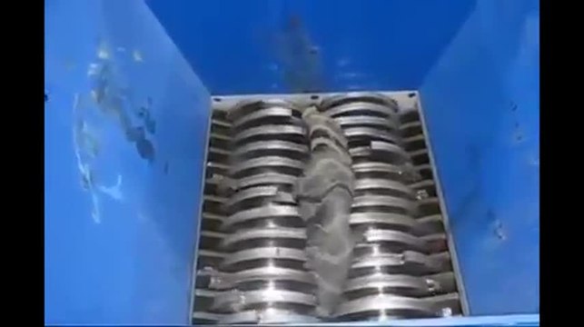 Cette machine broie tout