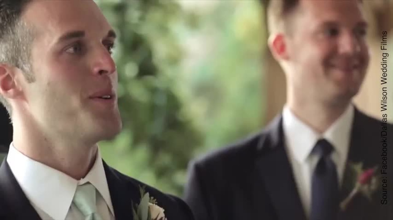 Des mariés qui découvrent leurs futures femmes dans leurs robes