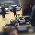 Un garçon reçoit une voiture après avoir offert des sandwichs