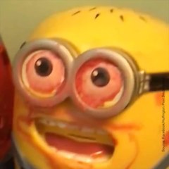 Un enfant colorie son visage et ses jouets