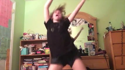 Une jeune fille danse sur le tube de Cascada