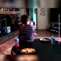 Un petit garçon pique dans l'assiette de son grand frère