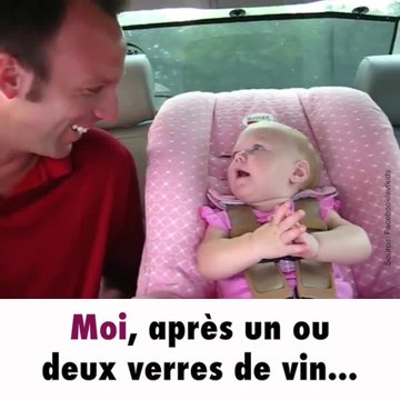 Un bébé essaye de parler