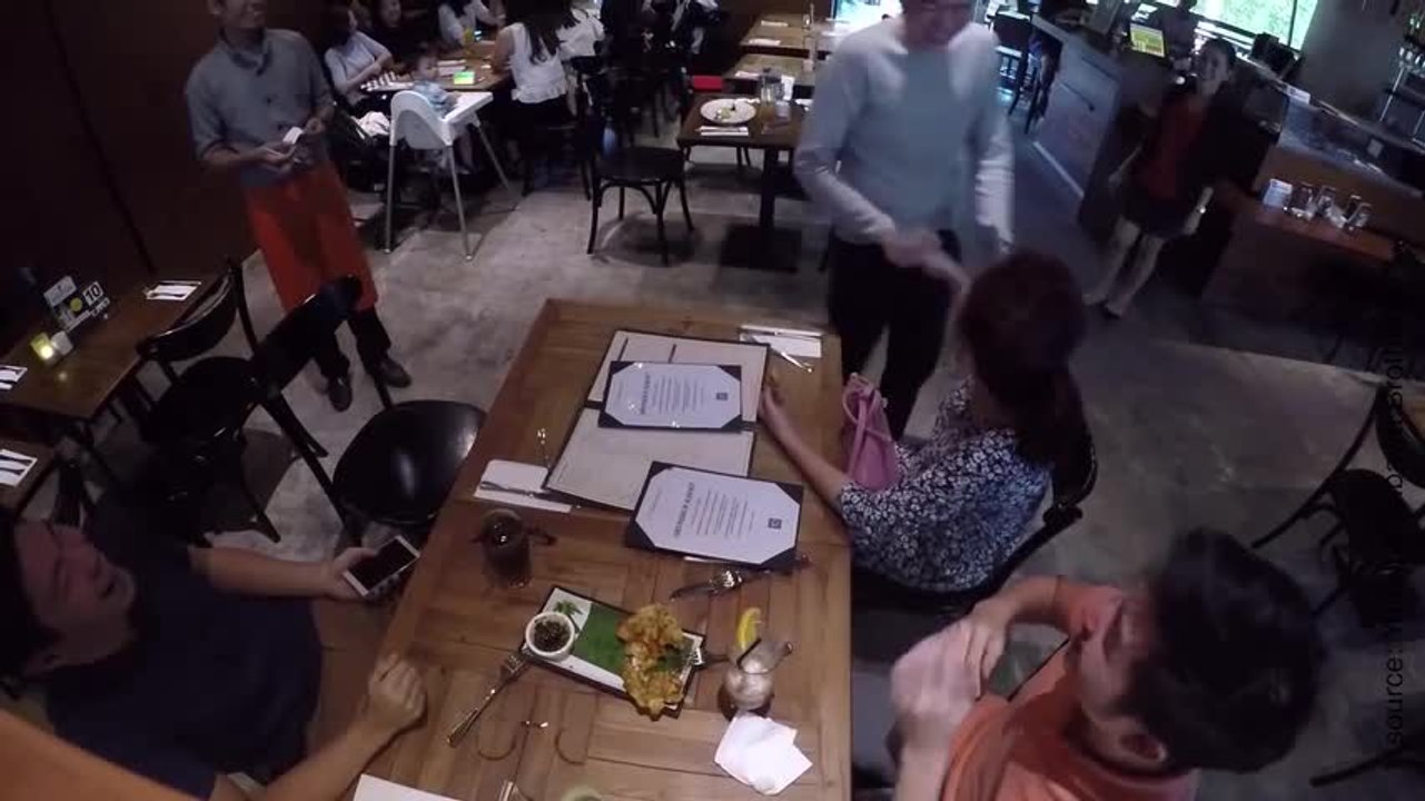 Il fait une surprise à ses parents après trois ans à l'étranger