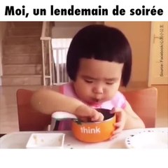 Une petite fille mange et ne s'arrête plus