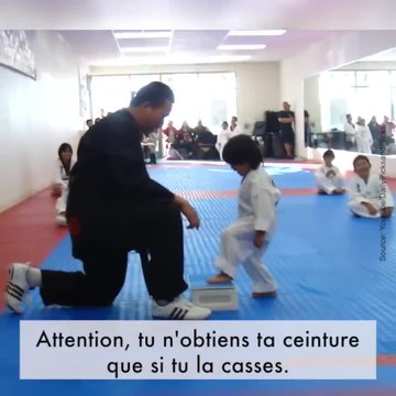 Cet enfant a du mal à passer son examen de karaté