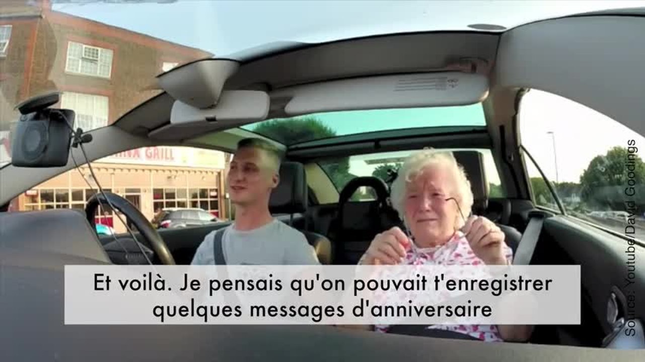 Cette grand mère ne se doute de rien jusqu'a ce qu'il allume la radio