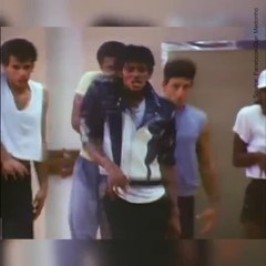 Michael Jackson apprend la chorégraphie de Thriller