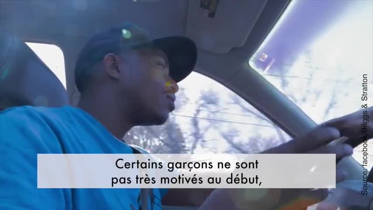 Ils tondent la pelouse des personnes âgées