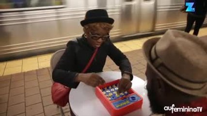 Dans le métro new-yorkais, Thomas donne le sourire !