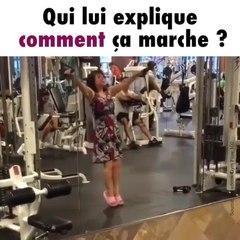 Une femme fait du sport en robe et sandales