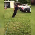 Un policier fait du break dance