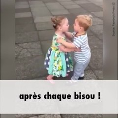 Ces deux enfants ne peuvent s'empêcher de rire en s'embrassant