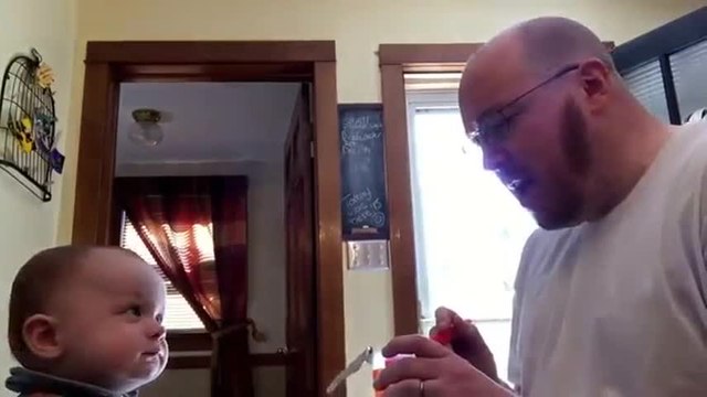 Il chante en nourrissant son fils