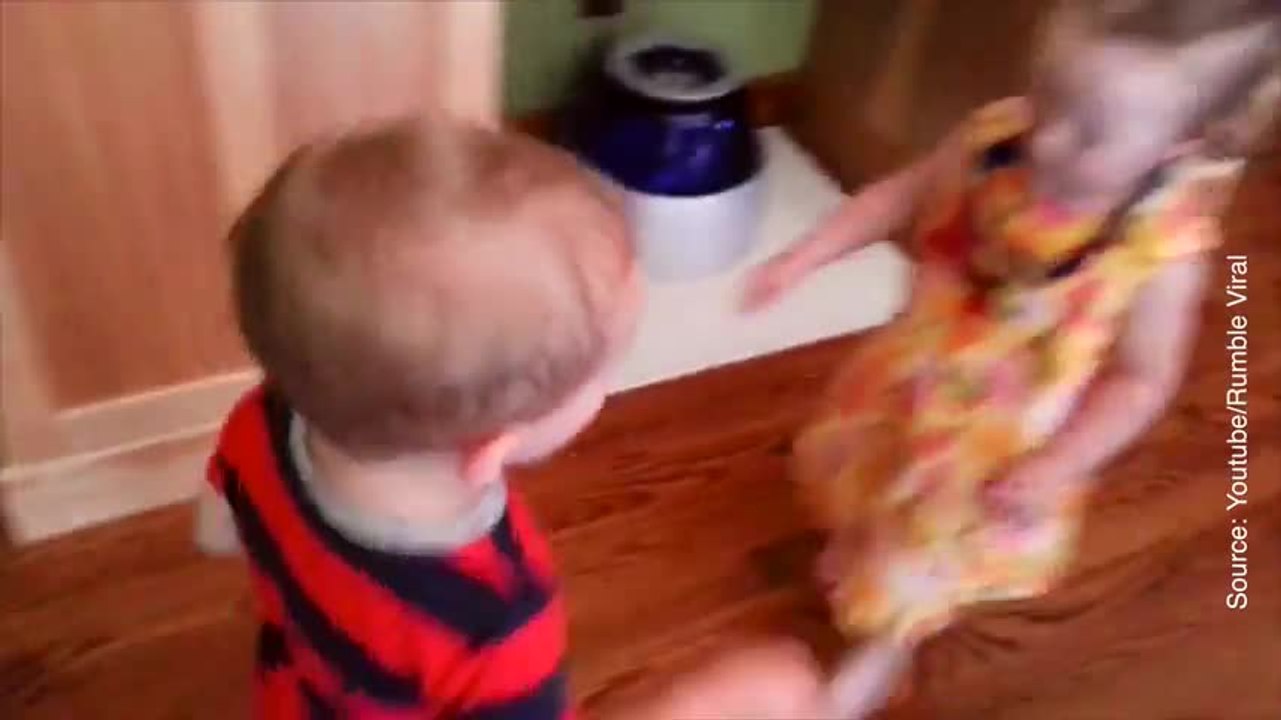 Ce petit garçon ne peut se retenir d'exprimer sa joie