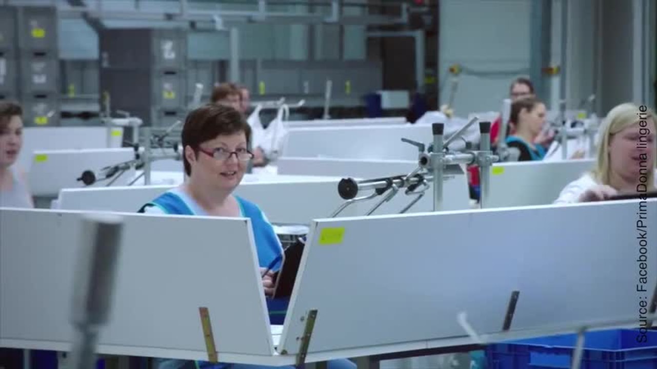 Ces employés portent des poids pour mieux fabriquer des sous-vêtements