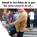 Des personnes âgées dansent dans la rue