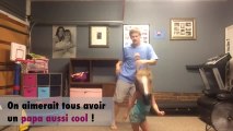 Un père et sa fille dansent ensemble sur un morceau de Taylor Swift