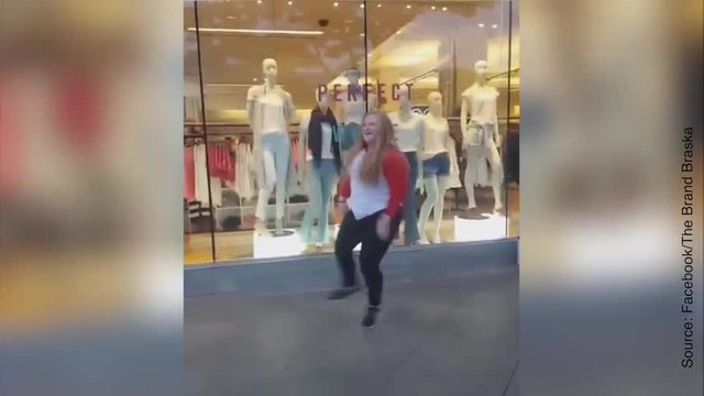 Amanda danse avec des danseurs de hip-hop dans la rue