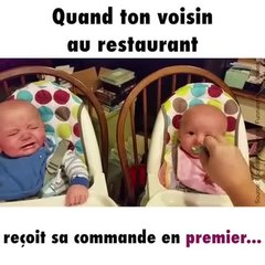 Des jumeaux jaloux de voir l'autre manger