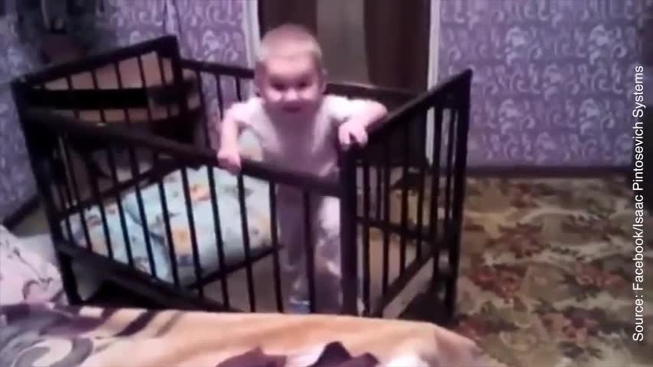 Un bébé s'échappe de son lit pour rejoindre celui de ses parents