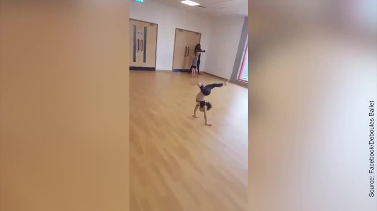 Une petite fille danse comme une professionnelle