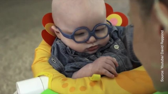 Ce bébé voit sa maman pour la première fois !