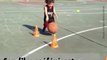 Un enfant qui fait du basket comme un professionnel