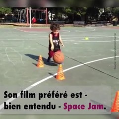 Un enfant qui fait du basket comme un professionnel