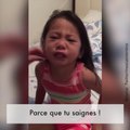 Une fillette pleure car sa sœur a ses règles