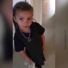 Une petite fille se maquille et se fait gronder par sa mère