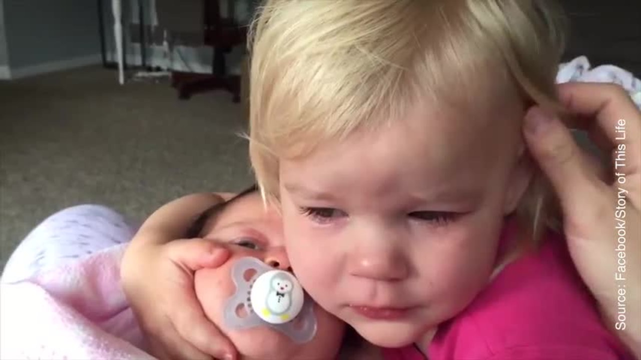 Une fillette déclare son amour à sa petite soeur