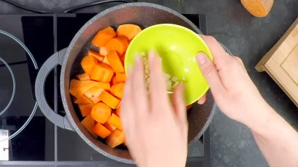 Une soupe à la patate douce et à la carotte