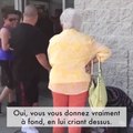Une vieille dame refuse qu'un enfant vende des bonbons dans la rue