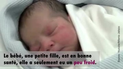 Un homme trouve un bébé dans les bois