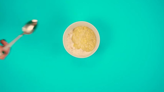 Cette recette de mugcake à la banane est hyper facile à réaliser !