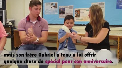 Il fabrique une main en 3D pour son petit frère