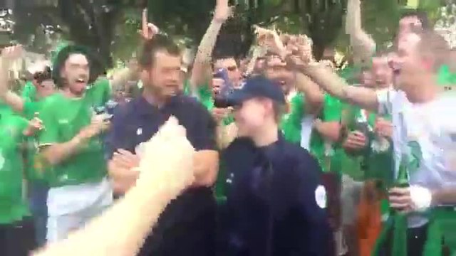 Des supporters irlandais draguent une policière